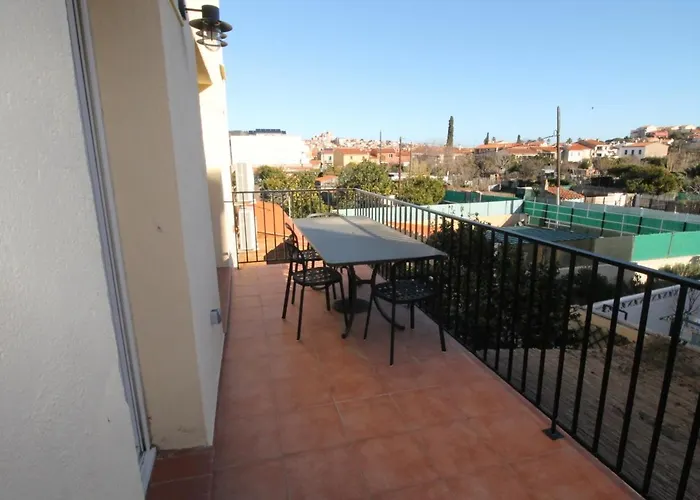 Appartement Renove Avec Terrasse, A Deux Pas Du Centre Et De La Mer, Ideal Pour 4 Personnes - Fr-1-309-4